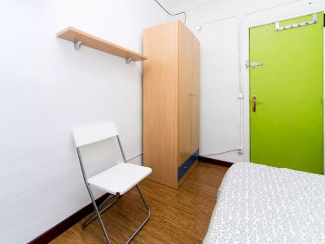 Equipped room with desk in 6 bedroom apartment, Latina