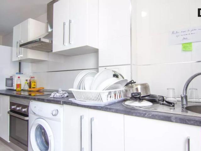 Equipped room with desk in 7 bedroom apartment, Eixample