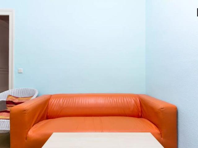 Equipped room with desk in 9 bedroom apartment, Malasaña