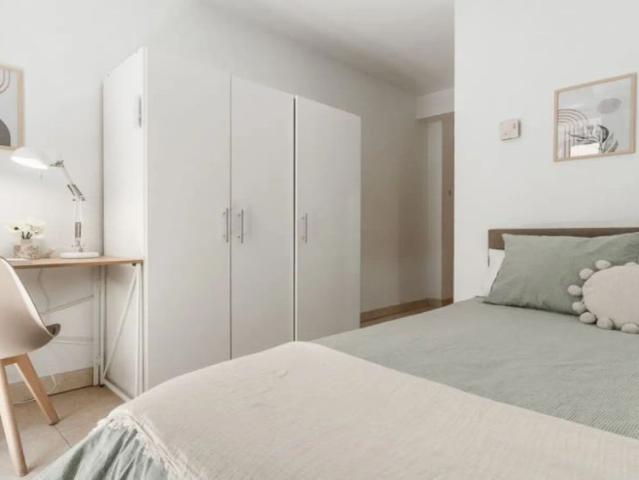 Equipped room with desk in 11 bedroom apartment, Sol