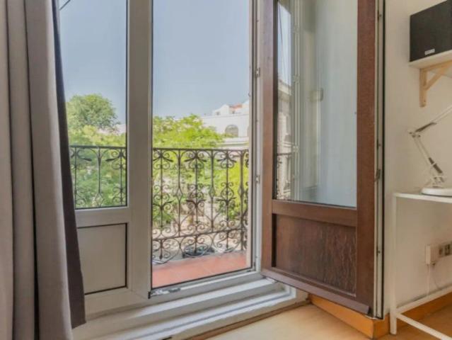 Equipped room with heating in 8 bedroom apartment, La Latina
