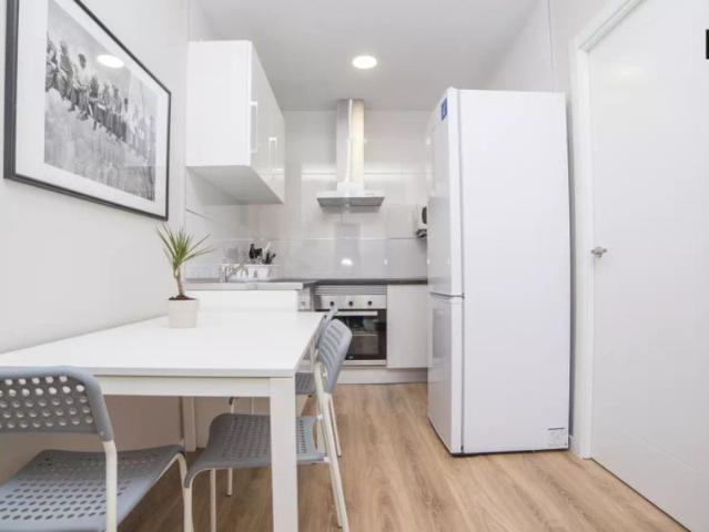 Equipped room with standalone wardrobe in shared apartment, Eixample