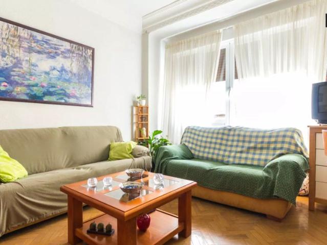Equipped room with window view interior patio in 4 bedroom apartment, Salamanca