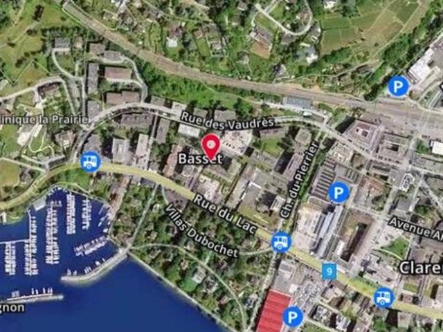Erdgeschoss mit Parkplatz und Keller