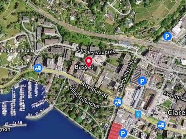 Erdgeschoss mit Parkplatz und Keller