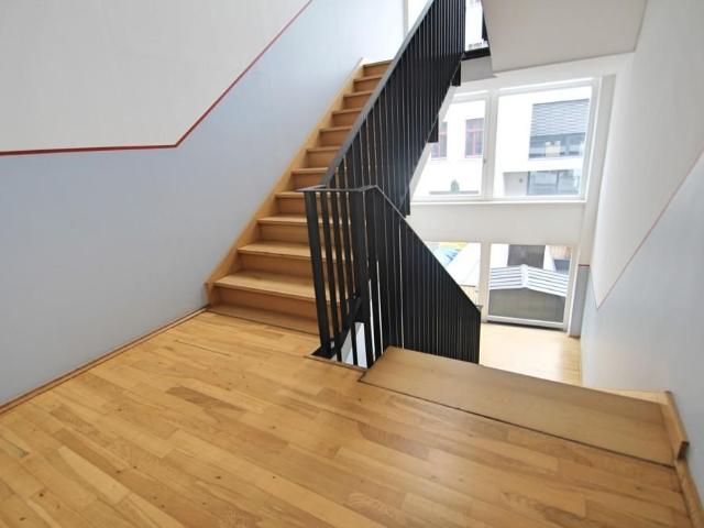 NEU Möblierter Wohntraum mit Einbauküche, Parkett & Stellplatz