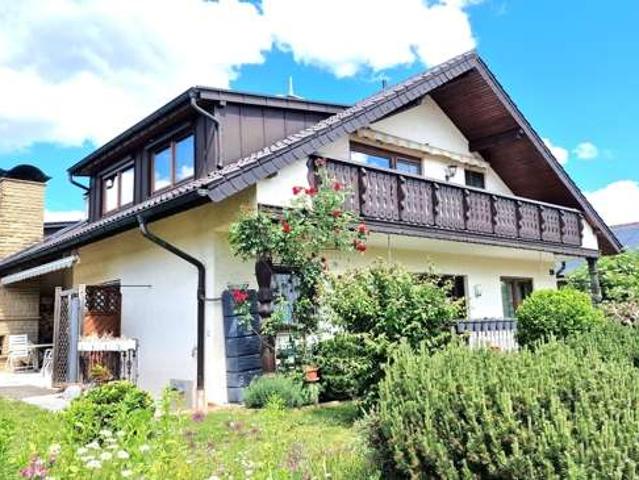 Erdgeschosswohnung mit direktem Gartenzugang, Terrasse und Garage