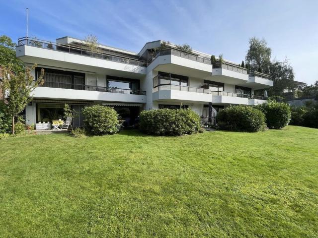 Erdgeschoßwohnung, sonnige Terrasse, Einbauküche, Tiefgarage, gute Lage in Blankenese