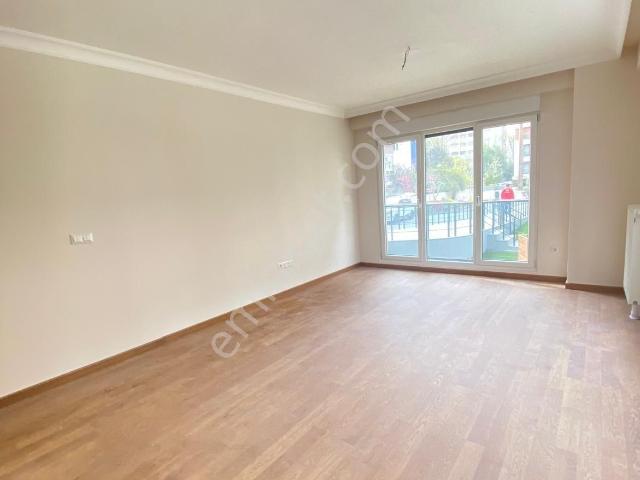 Erenköyde Divanın Sokağında 2+1 80 M2 Net