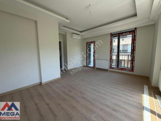 Erenköy'de Yeni Binada Balkonlu 2+1 Kiralık Daire