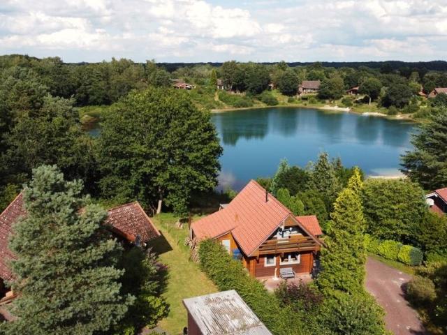 Erfüllen Sie sich den Traum vom eigenen Ferienhaus idyllisch und direkt am See!