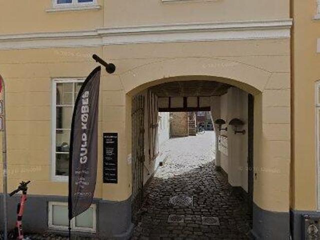 Erhvervslejemål i kælderen i charmerende ejendom