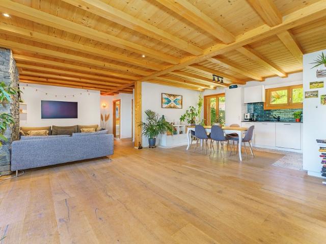 Erhabene Wohnung mit 3 Balkonen, Terrasse und Gemüsegarten