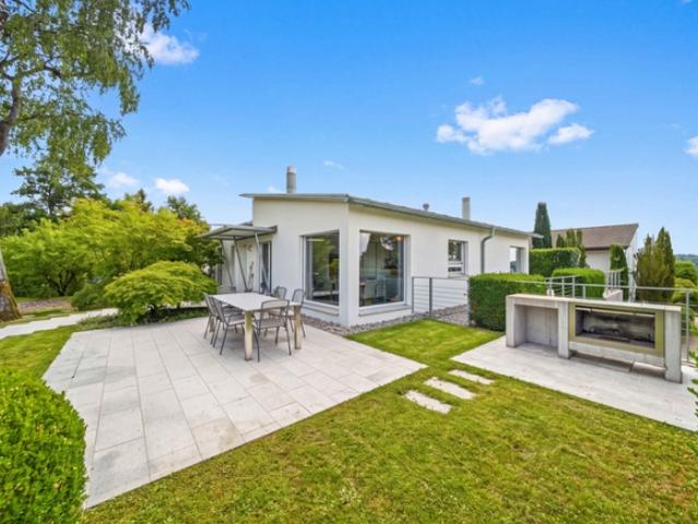 ERHOBEN MIT BLICK INS GRÜNE GEDIEGENES 6.5 ZIMMER EINFAMILIENHAUS