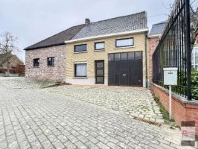 Erpe Mere: te renoveren woning met garage, grote tuin en.