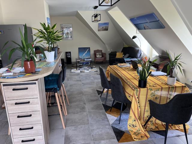 Erquy 22430. Dans une copropriété de 2007, appartement centre ville 3ème étage 80 m2
