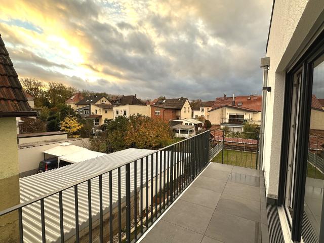 ERSTBEZUG* 3 Zimmer Wohnung mit 2 Kfz SP, Balkon und einem Aufzug