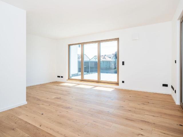 Erstbezug! 4 Zi Dachterrassenwohnung mit EBK und TG!