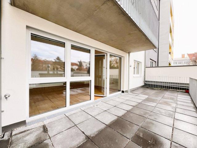 Erstbezug! Helle 3 Zimmer Wohnung mit 24 m2 Terrasse in Top Lage mit U Bahn Anbindung !