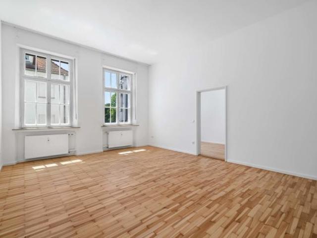 Erstbezug! Helle 4 ZKB mit neuer EBK in kernsaniertem Altbau direkt am Augsburger Dom