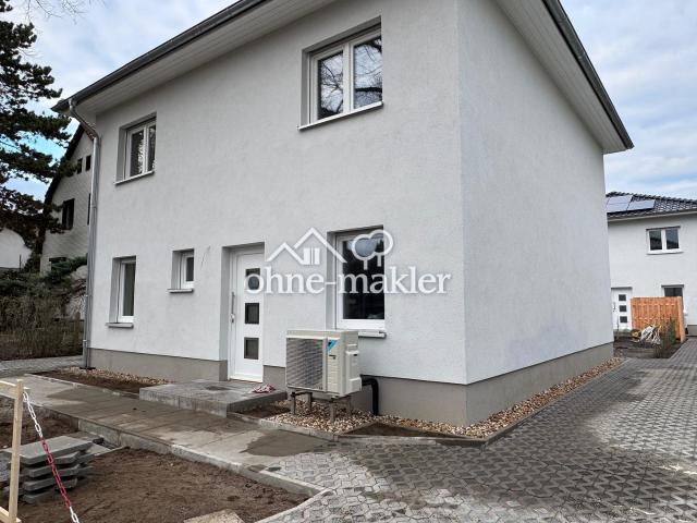 Erstbezug: moderne Stadtvilla mit geh. Innenausstattung und EBK in idyllischer Lage