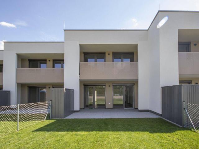 ERSTBEZUG: Modernes Reihenhaus mit Loggia und Garten