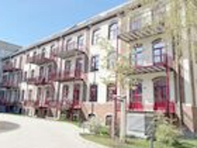Erstbezug mit EBK und Parkett: 2 Zi. Wohnug im Hochparterre mit Balkon und Fußbodenheizung