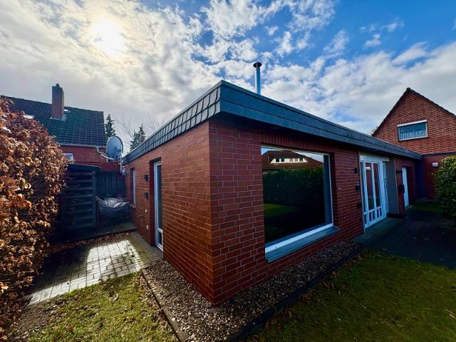 Erstbezug nach Sanierung – moderner Bungalow mit Kamin, Einbauküche & Garage in ruhiger Lage!