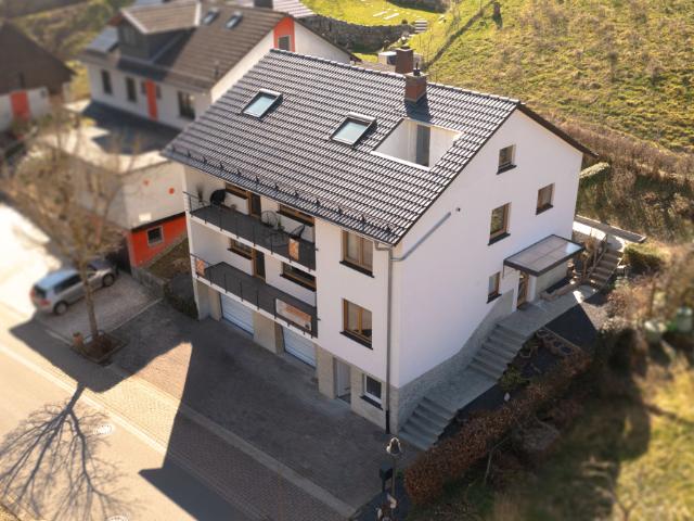 ERSTBEZUG NACH SANIERUNG* Schöne, sanierte Eigentumswohnung mit Balkon, Terrasse und Grünfläche