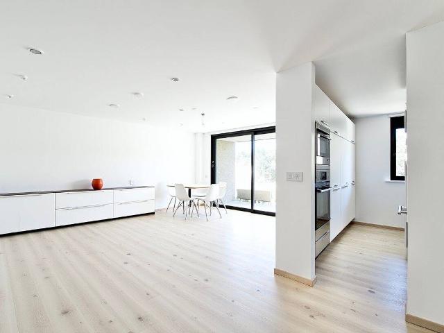 Erstbezug nach Sanierung: Traumwohnung in Bestlage mit 81 m2, 3 Zimmern, Südbalkon + XL Garage!