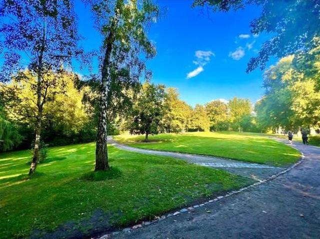ERSTKLASSIGE 9 FAMILIEN STADTVILLA mit bezugsfreier 100 qm Wohnfläche
