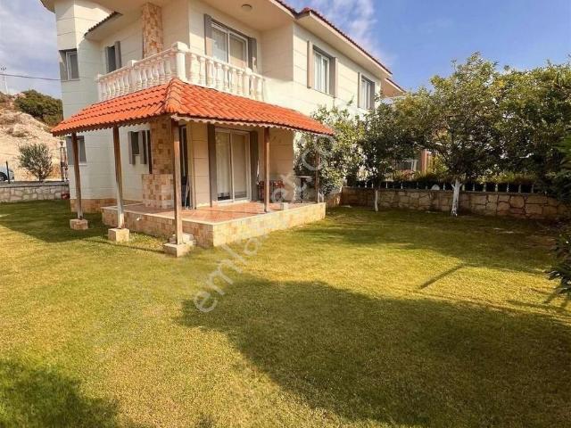 Ersü'den Çeşme Yalı Bölgesinde 4+1 Dubleks Geniş Bahçeli Villa