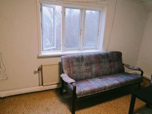 Et eller to møblerede værelser i villa