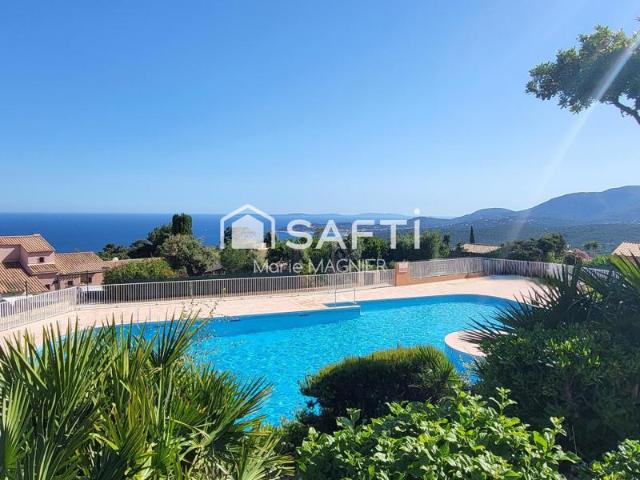 Et si votre plus beau luxe était la vue ? Face à l'immensité de la Méditerranée, à la CROIX VALMER avec vue sur les îles de Porquerolles et la baie de Cavalaire, découvrez un appartement où chaque regard vers l'horizon devient un moment de bonheur