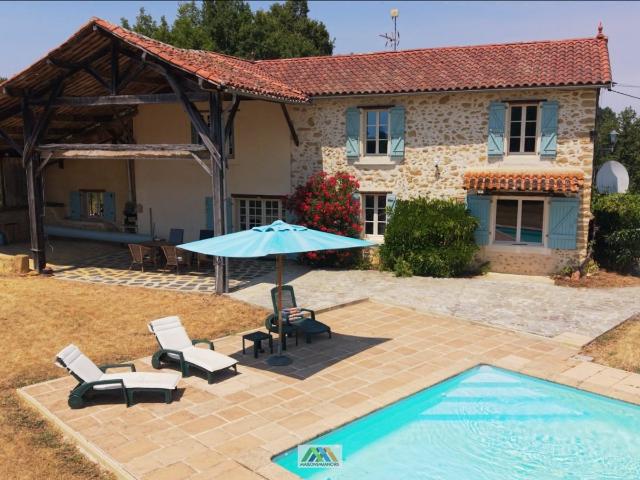Établie en position dominante dans la campagne paisible de S. 258m² Mirande
