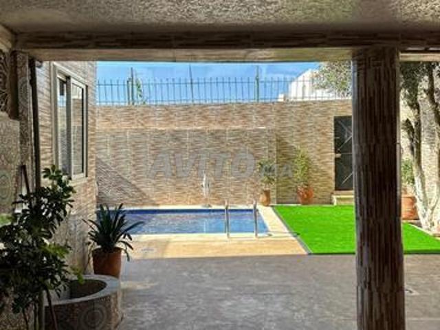 Étage de villa à louer avec piscine