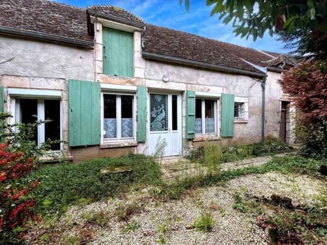 Étais la Sauvin Charmante maison ancienne avec cour, dépendances et beau potentiel !