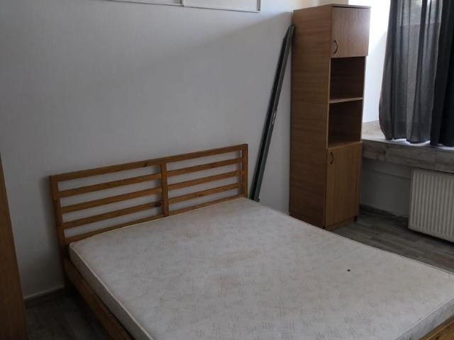 Etaj de inchiriat/ camere+ bai/bucatarie/spalatorie