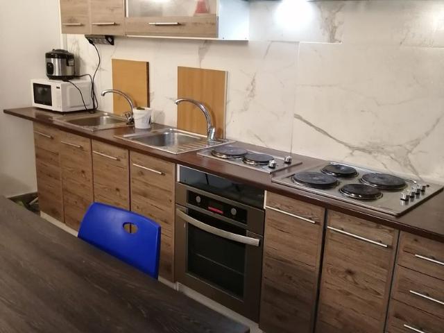 Etaj de inchiriat/ camere+ bai/bucatarie/spalatorie
