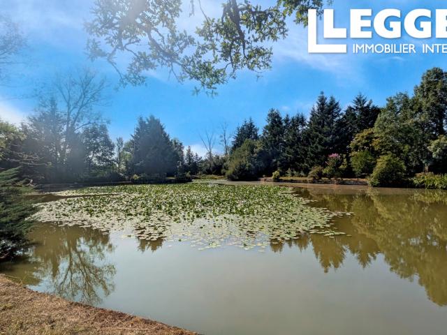 Étang privé d'environ 2 600 m² avec terrain arboré et dépendances près de Ménigoute
