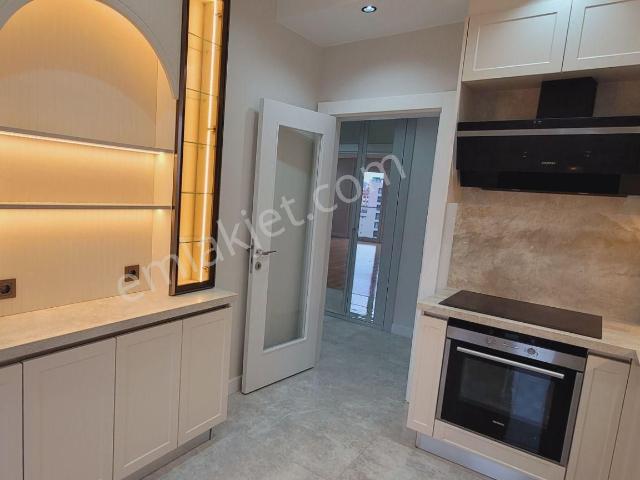 Ethemefendi Caddesinde Havuzlu Net 120m2 Olan 3+1