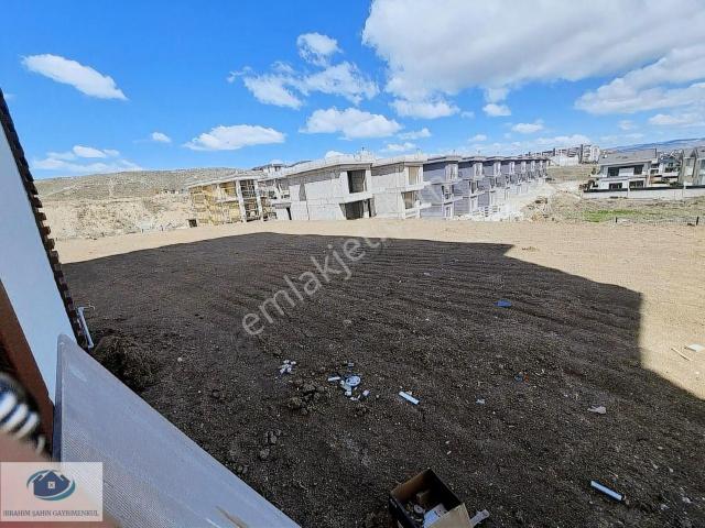Etimesgut Bağlıca'da Satılık Bağımsız 5+1 Geniş Bahçeli Villa