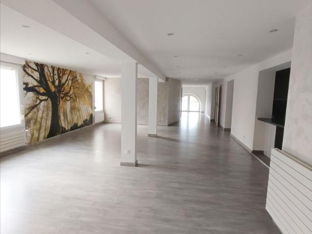 ETUPES Spacieux T4/T5 de 170 m² avec entrée individuelle, Etupes 25460