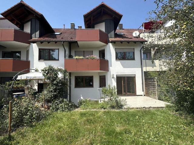 Etwas Besonderes: 4 Zimmerwohnung auf zwei Etagen mit eigenem Garten und Apfelbaum