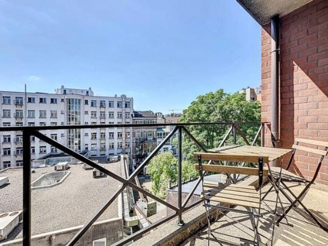 EU DISTRICT: FURNISHED 1 bedroom + study with terrace SOUTH