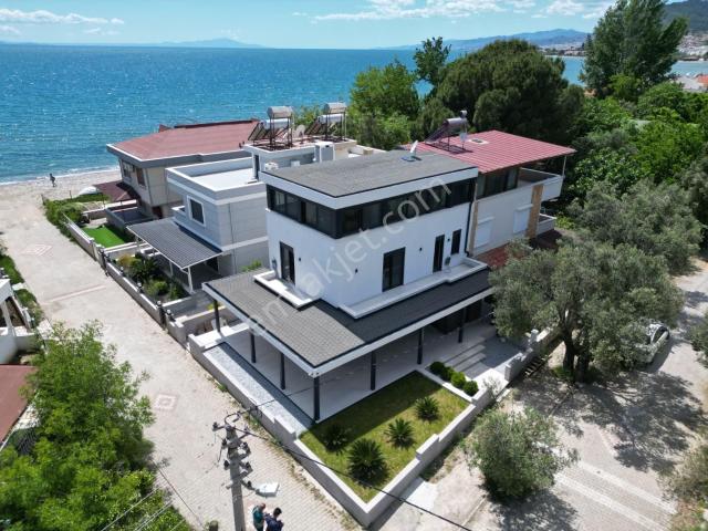 Eu Gayrimenkulden Yetkili Denize 30 Metre Deniz Sıfır 5+1 Villa