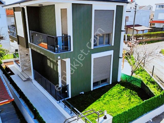 Eu Gayrimenkulden Denize Yakın Girişte Odalı 3+1 Villa