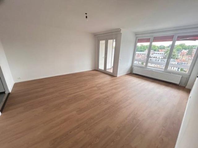 Eugène Keym: Beautiful 1 BDR Apart+ Terrace Ideally Located!