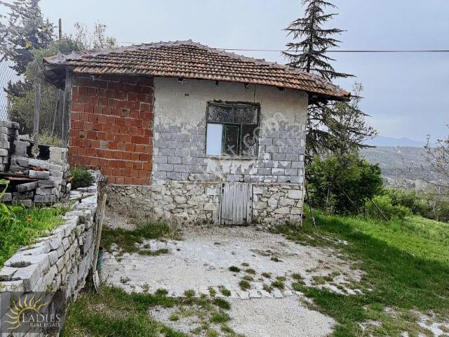 Evciler'de Manzaralı 408m2 Arsa İçinde Kargır Ev