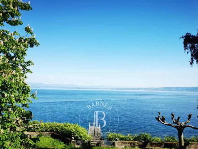 Évian les Bains Propriété Pieds dans l'eau avec ponton Terrain de 1 339 m² 293 m² habitables 7 chambres